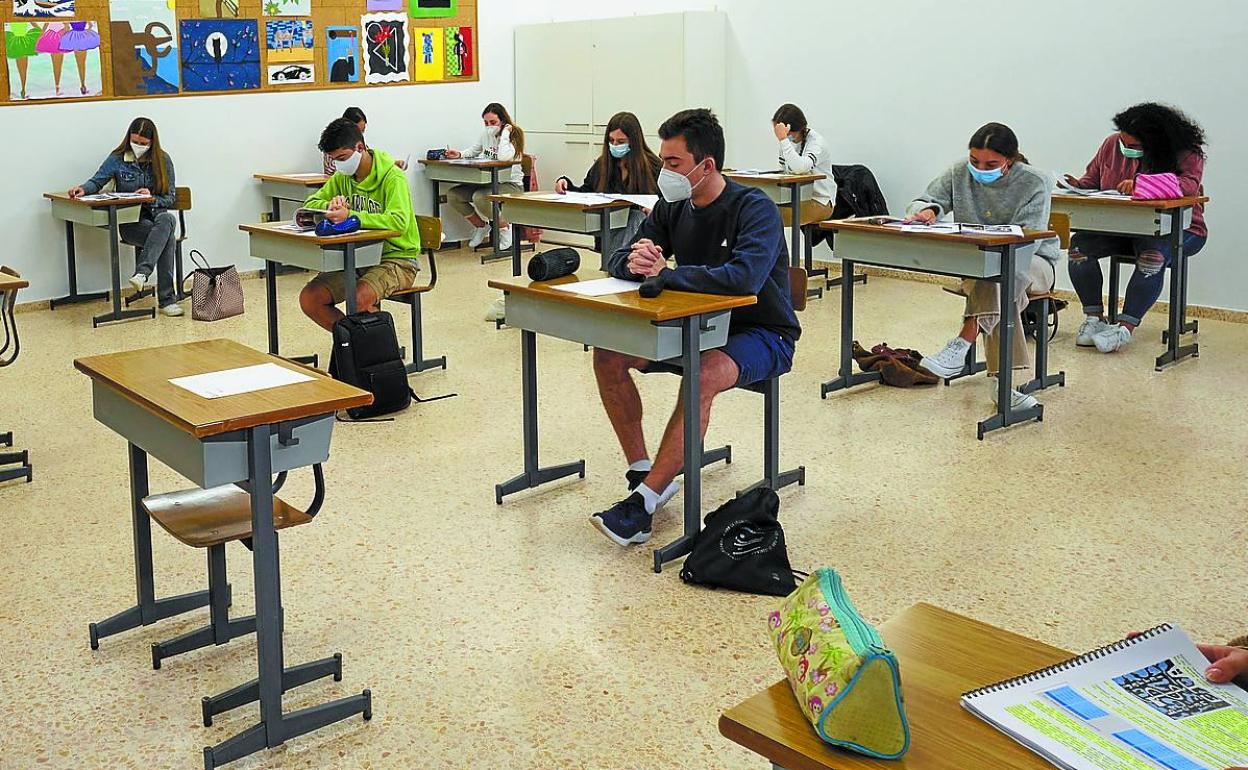 Alumnos de 2º de Bachillerato, el primer día de su vuelta a clases. 