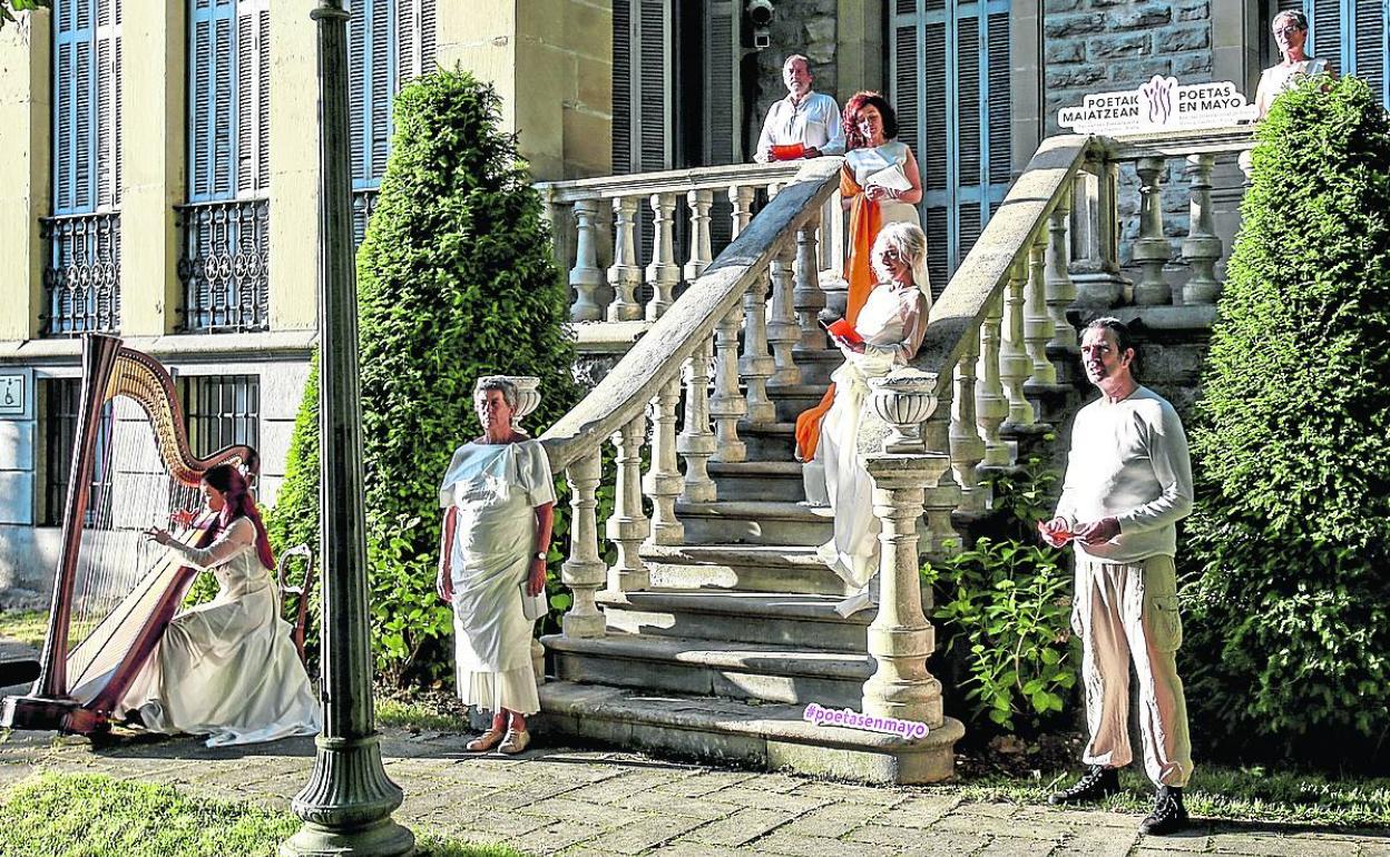 Elisa Rueda y sus colaboradores, durante la clausura de Poetas en Mayo en el Palacio Zulueta. 