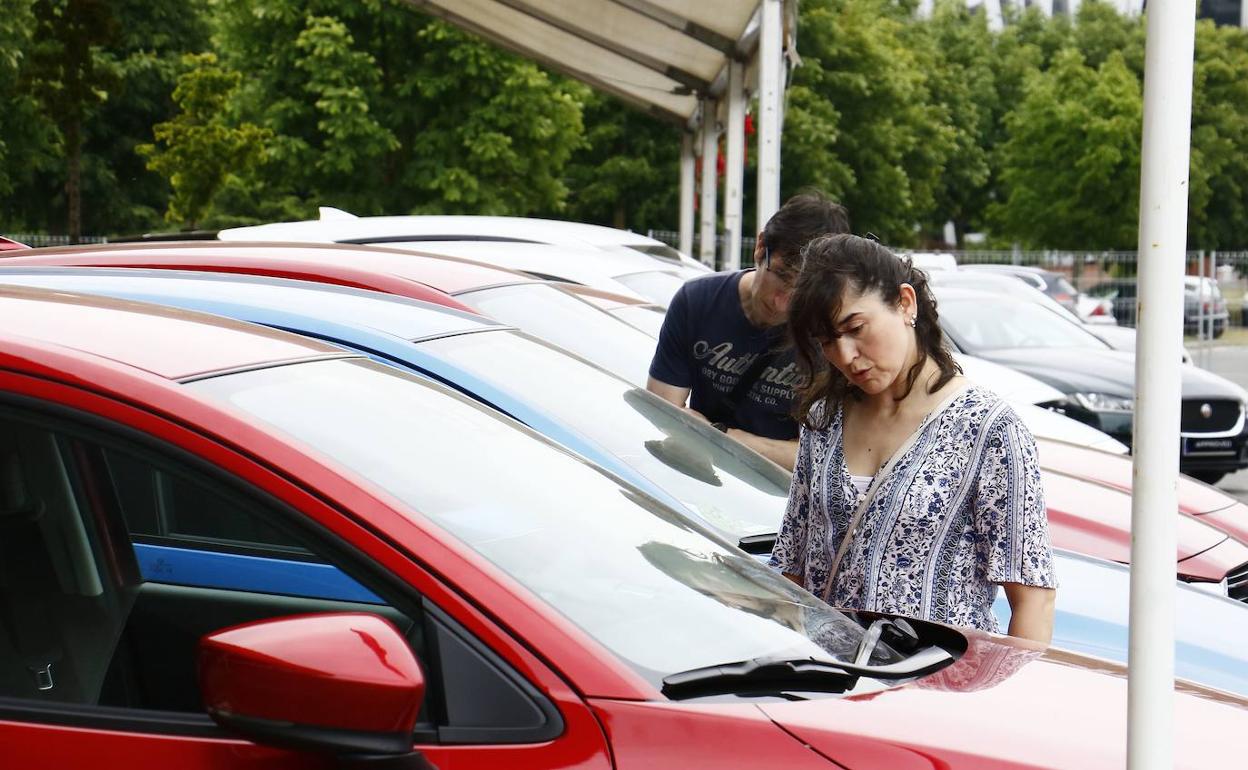 Una mujer consulta el precio de un coche.