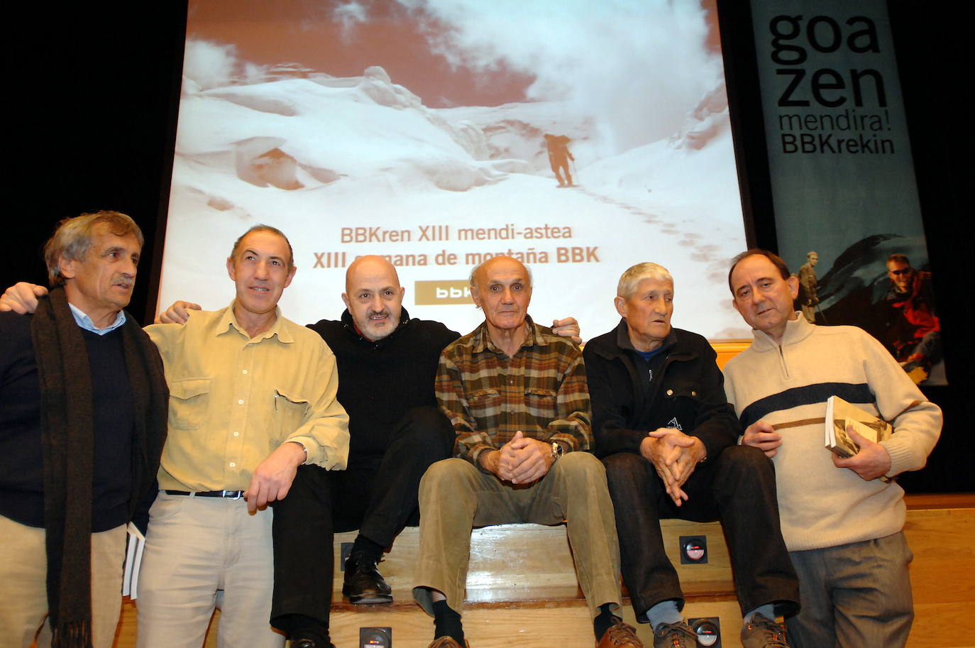 Presentación de un libro sobre el Naranjo de Bulmes, escrito por Juan Cordon. De izda a dcha: Angel Landa, Juanjo San Sebastian, Sebastian Alvaro, José Maria Regil, Pablo Udaondo, y el autor Cordon.