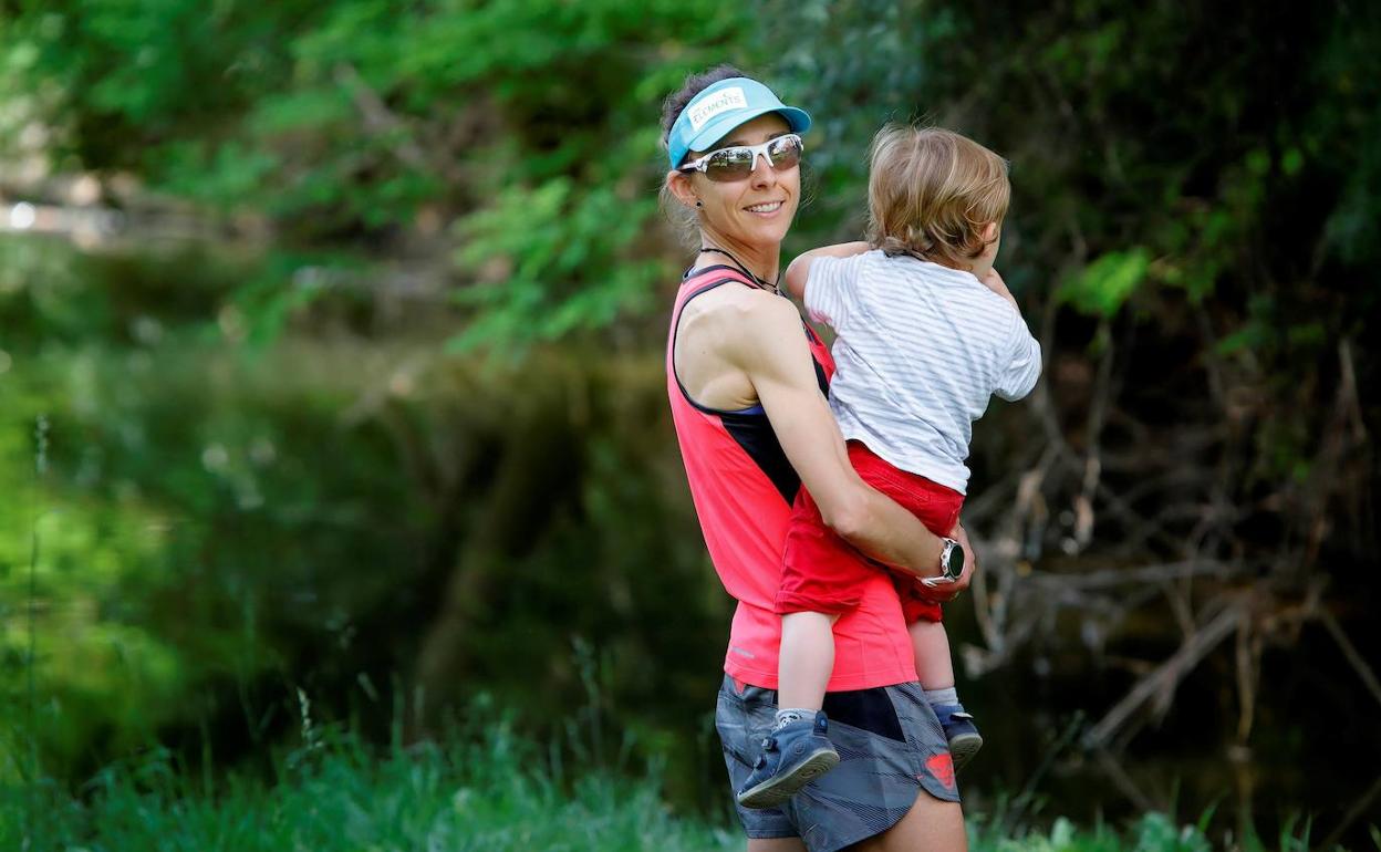 La atleta Anna Comet i Pascua posa con su hijo tras su entrenamiento en la localidad de Vic. 