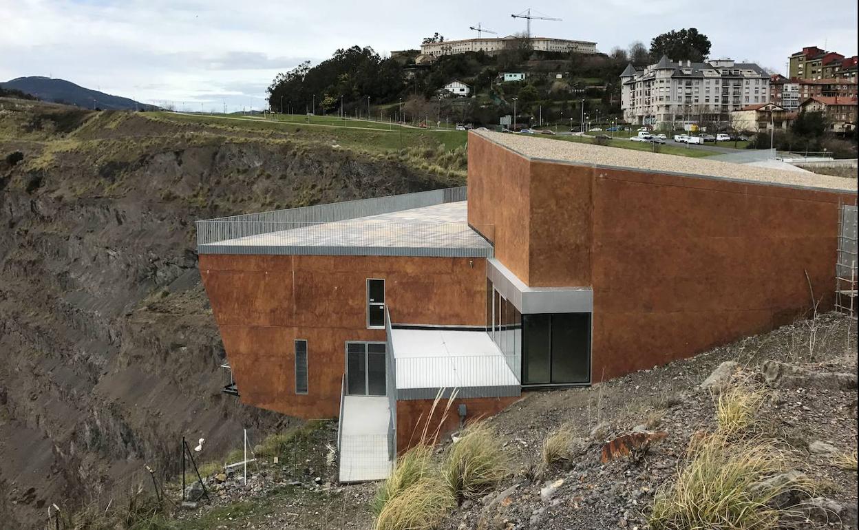 El espectacular edificio ha sido construido en una de las paredes de la antigua mina Corta. 