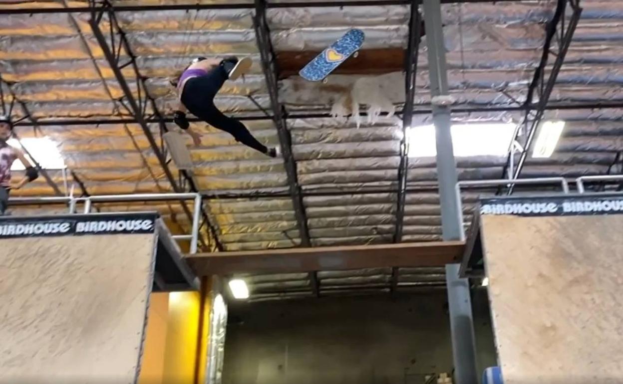 La joven cayó desde varios metros de altura tras perder el control de su tabla. 