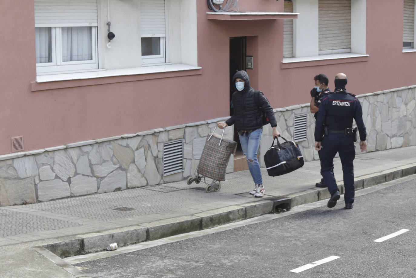 Fotos: La ocupación de un piso vuelve a desatar la tensión en Repélega