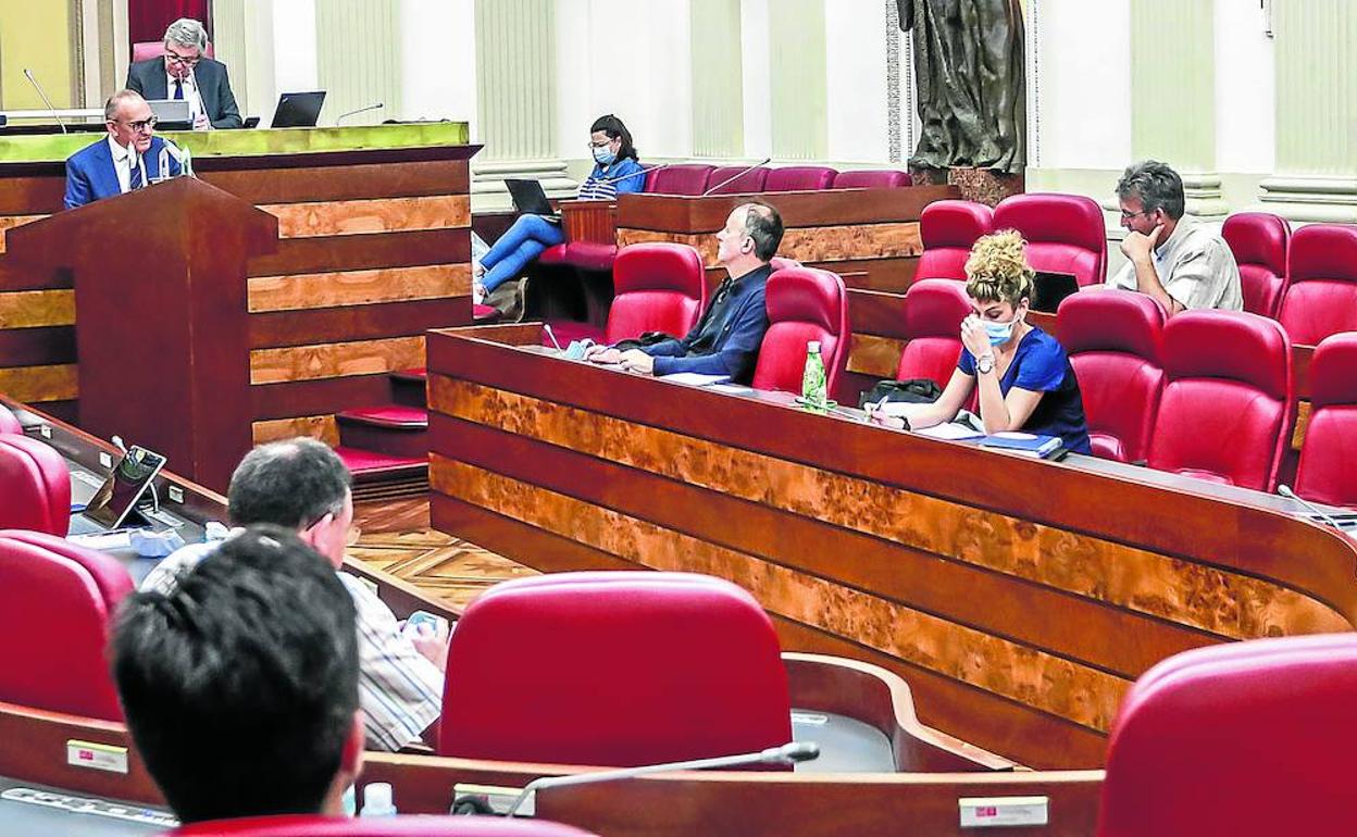 La sesión de control de las Juntas Generales, el primero tras la pandemia, quedó marcada por el rifirrafe rocoso entre populares y jeltzales. 