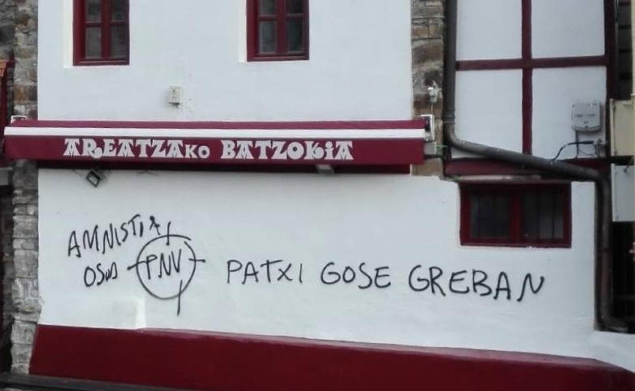 Disidentes de la izquierda abertzale han atacado varias sedes de partidos, como el batzoki de Areatza.