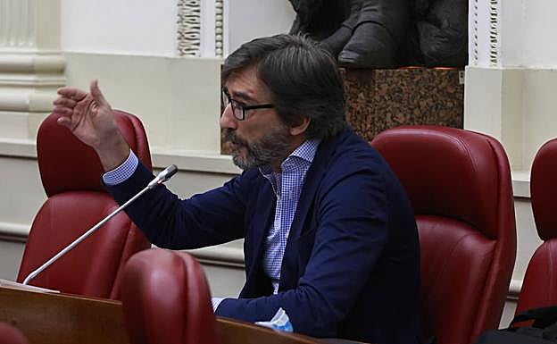 Iñaki Oyarzábal interviene desde su escaño en Juntas. 