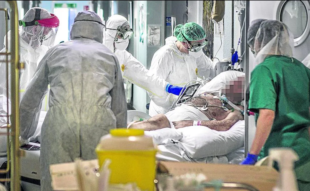 Un contagiado por Covid recibe tratamiento en la UCI de Txagorritxu, en Vitoria, centro que recibió una avalancha de pacientes. 