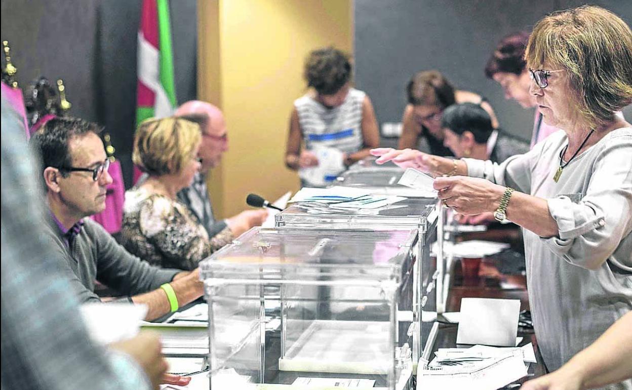 La Junta Electoral de Bizkaia recuenta los votos procedentes del extranjero de las autonómicas de 2016. 