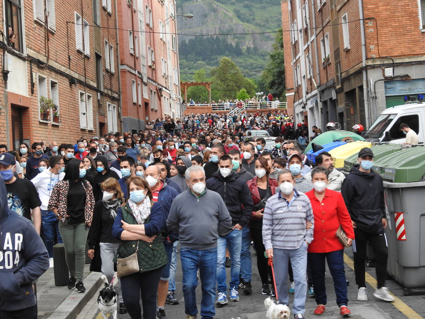 Fotos: Cientos de vecinos indignados increpan a los okupas de Uretamendi