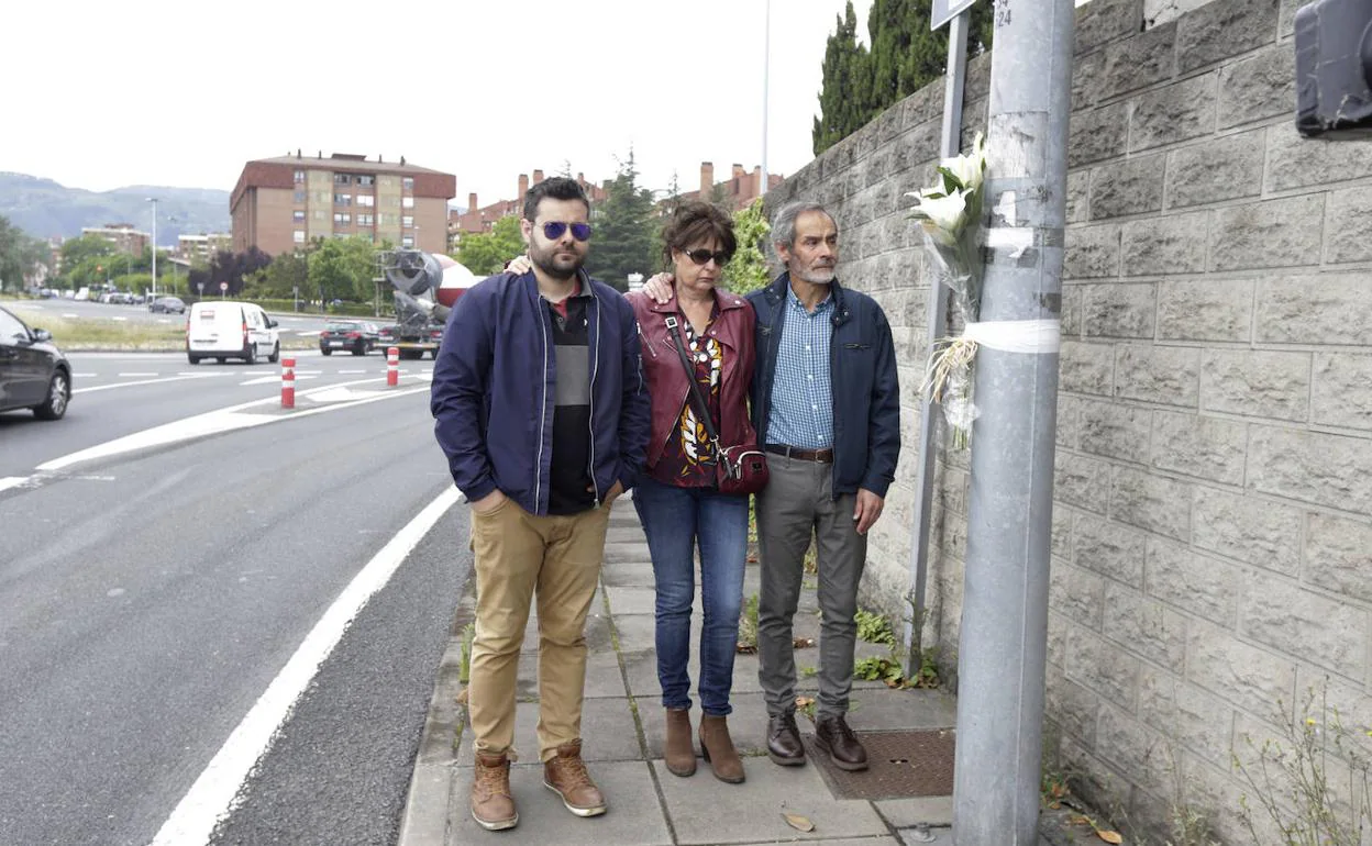 La familia de Álvaro García, en el homenaje celebrado esta mañana. 