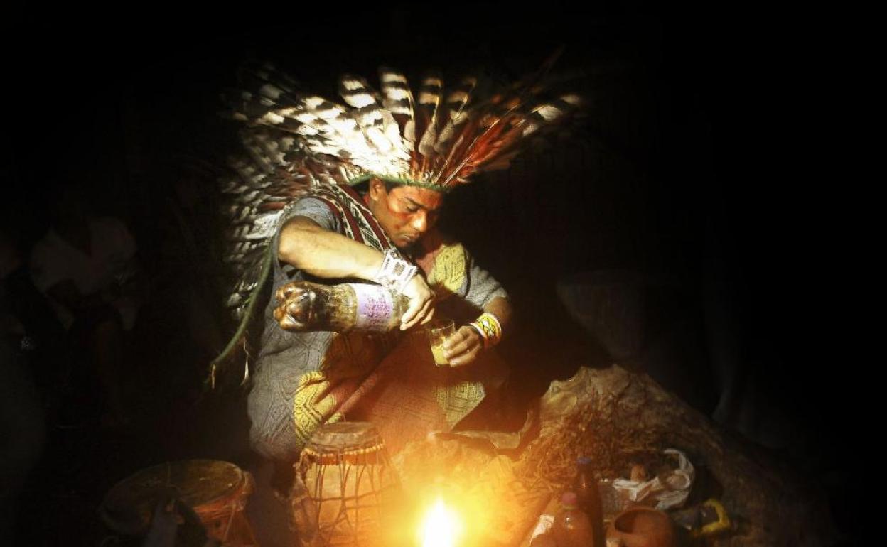 Un chamán prepara una bebida con ayahuasa en Brasil.
