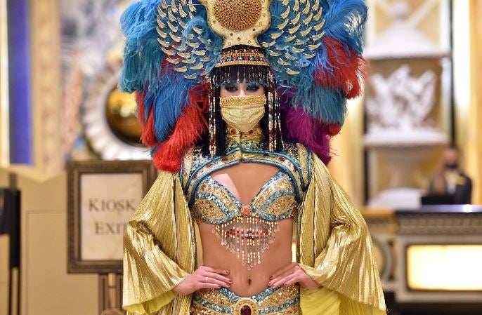 Los casinos de Las Vegas recuperan poco a poco la normalidad. Las ruletas vuelven a girar mientras los jugadores vigilan sus apuestas con mascarillas en el rostro y rodeados de medidas de seguridad para prevenir el contagio de la Covid-19 durante el juego.