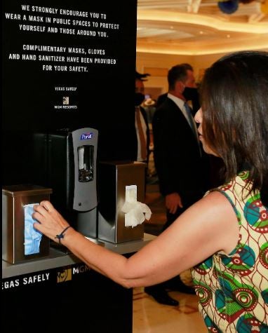 Los casinos de Las Vegas recuperan poco a poco la normalidad. Las ruletas vuelven a girar mientras los jugadores vigilan sus apuestas con mascarillas en el rostro y rodeados de medidas de seguridad para prevenir el contagio de la Covid-19 durante el juego.