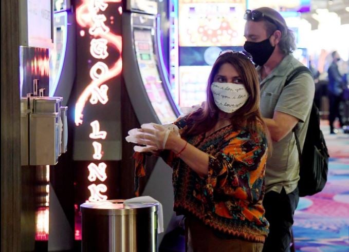 Los casinos de Las Vegas recuperan poco a poco la normalidad. Las ruletas vuelven a girar mientras los jugadores vigilan sus apuestas con mascarillas en el rostro y rodeados de medidas de seguridad para prevenir el contagio de la Covid-19 durante el juego.