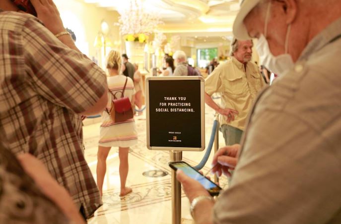 Los casinos de Las Vegas recuperan poco a poco la normalidad. Las ruletas vuelven a girar mientras los jugadores vigilan sus apuestas con mascarillas en el rostro y rodeados de medidas de seguridad para prevenir el contagio de la Covid-19 durante el juego.