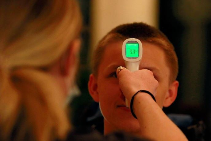 Los casinos de Las Vegas recuperan poco a poco la normalidad. Las ruletas vuelven a girar mientras los jugadores vigilan sus apuestas con mascarillas en el rostro y rodeados de medidas de seguridad para prevenir el contagio de la Covid-19 durante el juego.