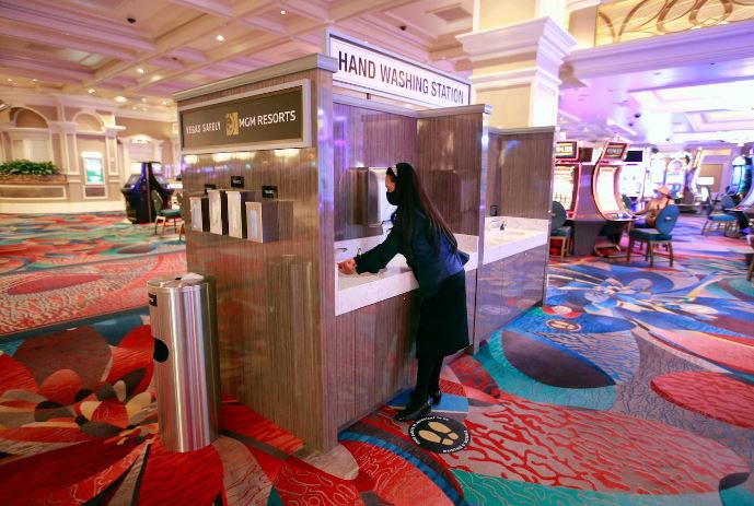 Los casinos de Las Vegas recuperan poco a poco la normalidad. Las ruletas vuelven a girar mientras los jugadores vigilan sus apuestas con mascarillas en el rostro y rodeados de medidas de seguridad para prevenir el contagio de la Covid-19 durante el juego.