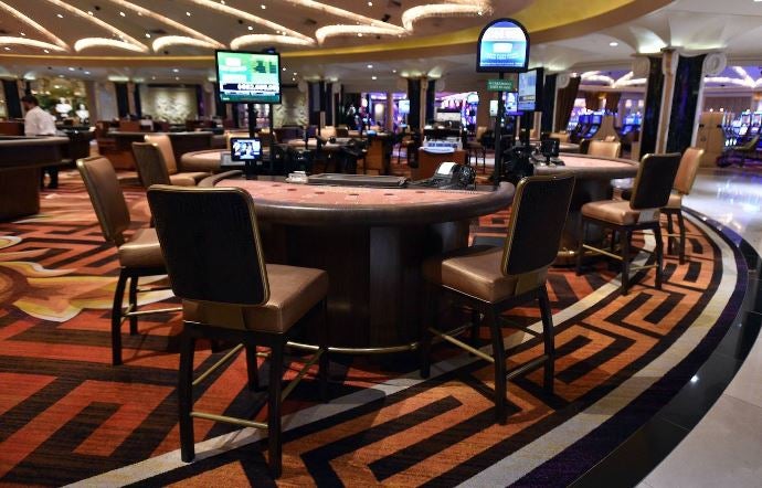 Los casinos de Las Vegas recuperan poco a poco la normalidad. Las ruletas vuelven a girar mientras los jugadores vigilan sus apuestas con mascarillas en el rostro y rodeados de medidas de seguridad para prevenir el contagio de la Covid-19 durante el juego.