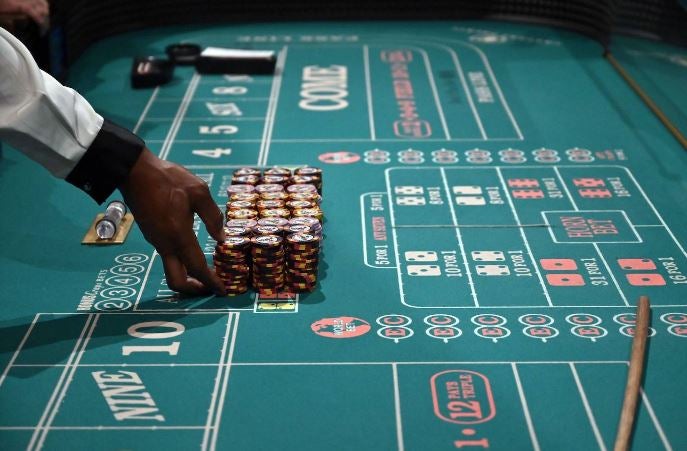 Los casinos de Las Vegas recuperan poco a poco la normalidad. Las ruletas vuelven a girar mientras los jugadores vigilan sus apuestas con mascarillas en el rostro y rodeados de medidas de seguridad para prevenir el contagio de la Covid-19 durante el juego.