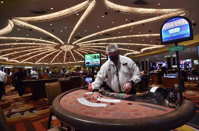 Los casinos de Las Vegas recuperan poco a poco la normalidad. Las ruletas vuelven a girar mientras los jugadores vigilan sus apuestas con mascarillas en el rostro y rodeados de medidas de seguridad para prevenir el contagio de la Covid-19 durante el juego.