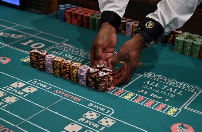 Los casinos de Las Vegas recuperan poco a poco la normalidad. Las ruletas vuelven a girar mientras los jugadores vigilan sus apuestas con mascarillas en el rostro y rodeados de medidas de seguridad para prevenir el contagio de la Covid-19 durante el juego.