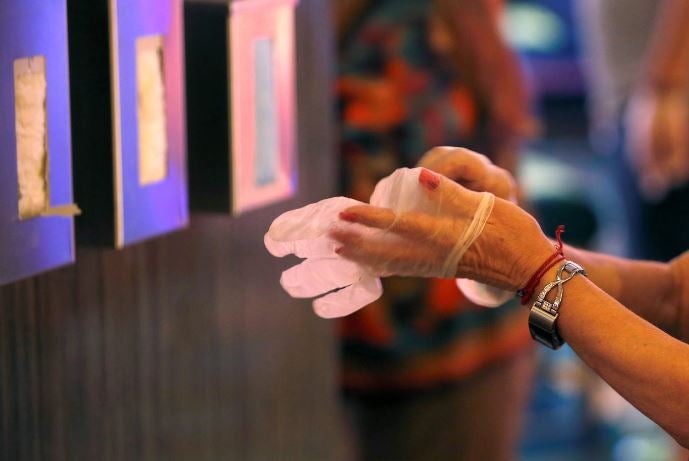 Los casinos de Las Vegas recuperan poco a poco la normalidad. Las ruletas vuelven a girar mientras los jugadores vigilan sus apuestas con mascarillas en el rostro y rodeados de medidas de seguridad para prevenir el contagio de la Covid-19 durante el juego.