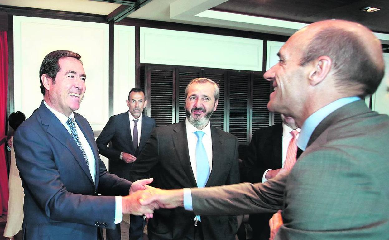 Antonio Garamendi saluda a Eduardo Zubiaurre en presencia de Iñaki Garcinuño, en una foto de archivo.