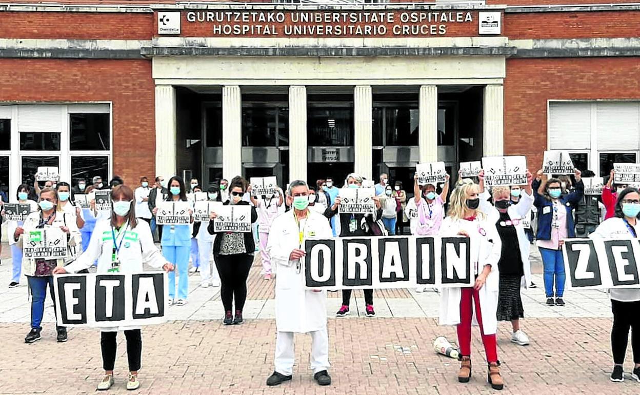 Sanitarios de todas las categorías y sindicatos protestan ante la entrada principal del hospital de Cruces.