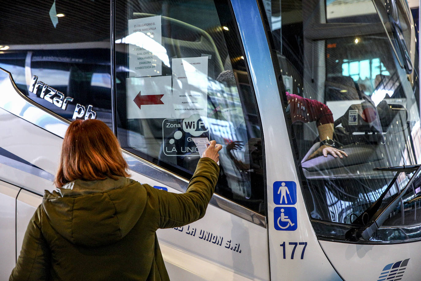 Los viajeros hacia Bilbao y procedentes de la capital vizcaína son continuos en la estación de autobuses. 