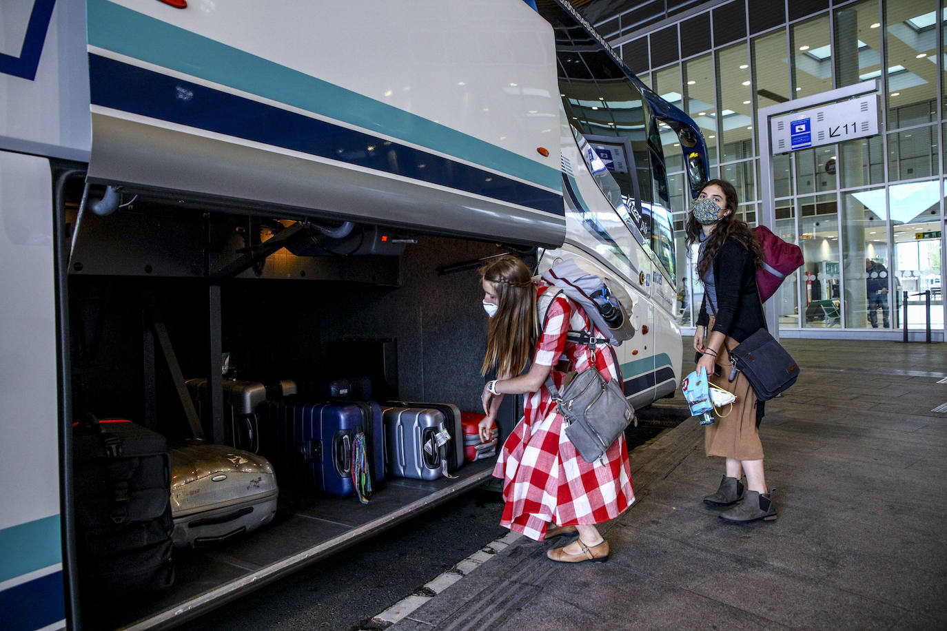 Los viajeros hacia Bilbao y procedentes de la capital vizcaína son continuos en la estación de autobuses. 