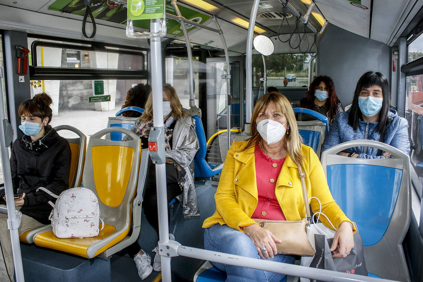 En los autobuses urbanos de Vitoria ya se ocupan todas las plazas sin necesidad de guardar las distancias. 