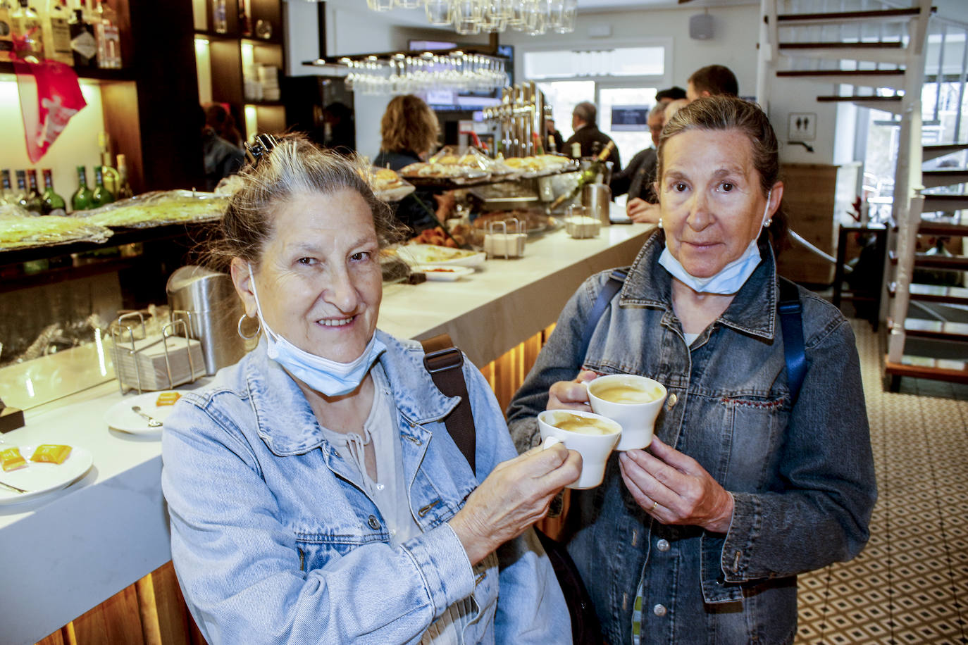 Para estrenar la nueva fase, hoy el café se lo han tomado en la barra de La Unión.