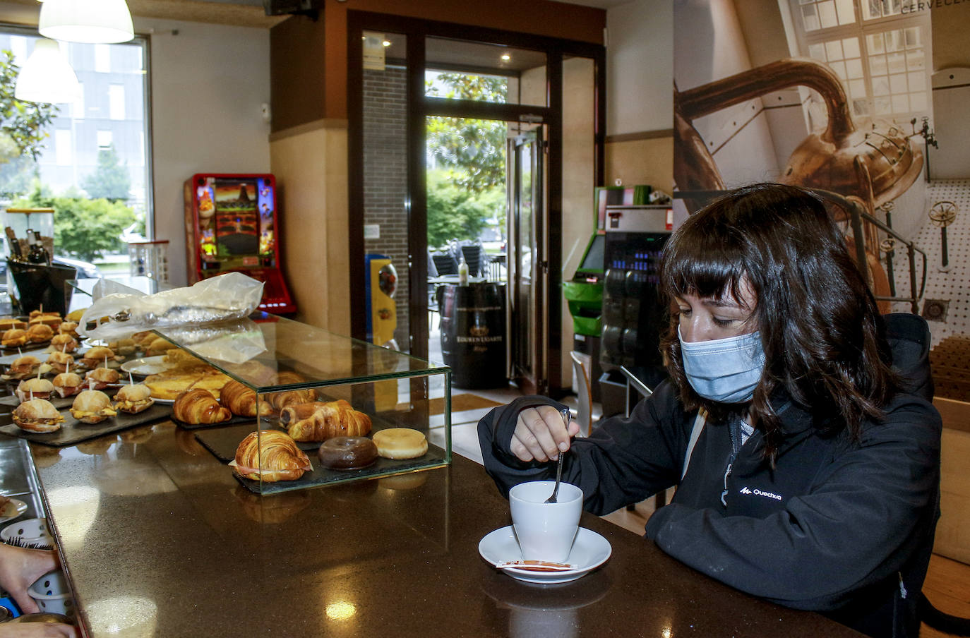 Los bares, como el Meraki de Salburua, han retomado el contacto con los clientes en la barra. 