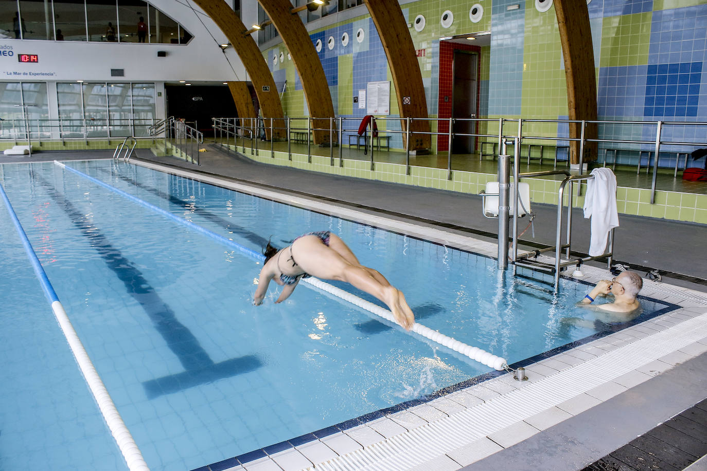 Algunos usuarios disfrutan de la piscina del Bakh, la primera en abrir en Vitoria. 