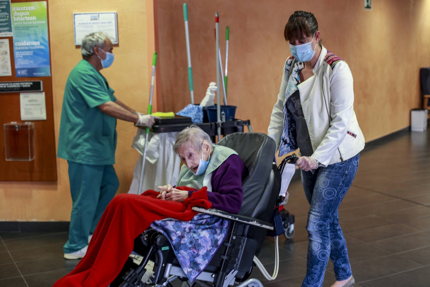 Las emociones han sido protagonistas en las visitas de familiares a las residencias de ancianos, como esta de Lakua.