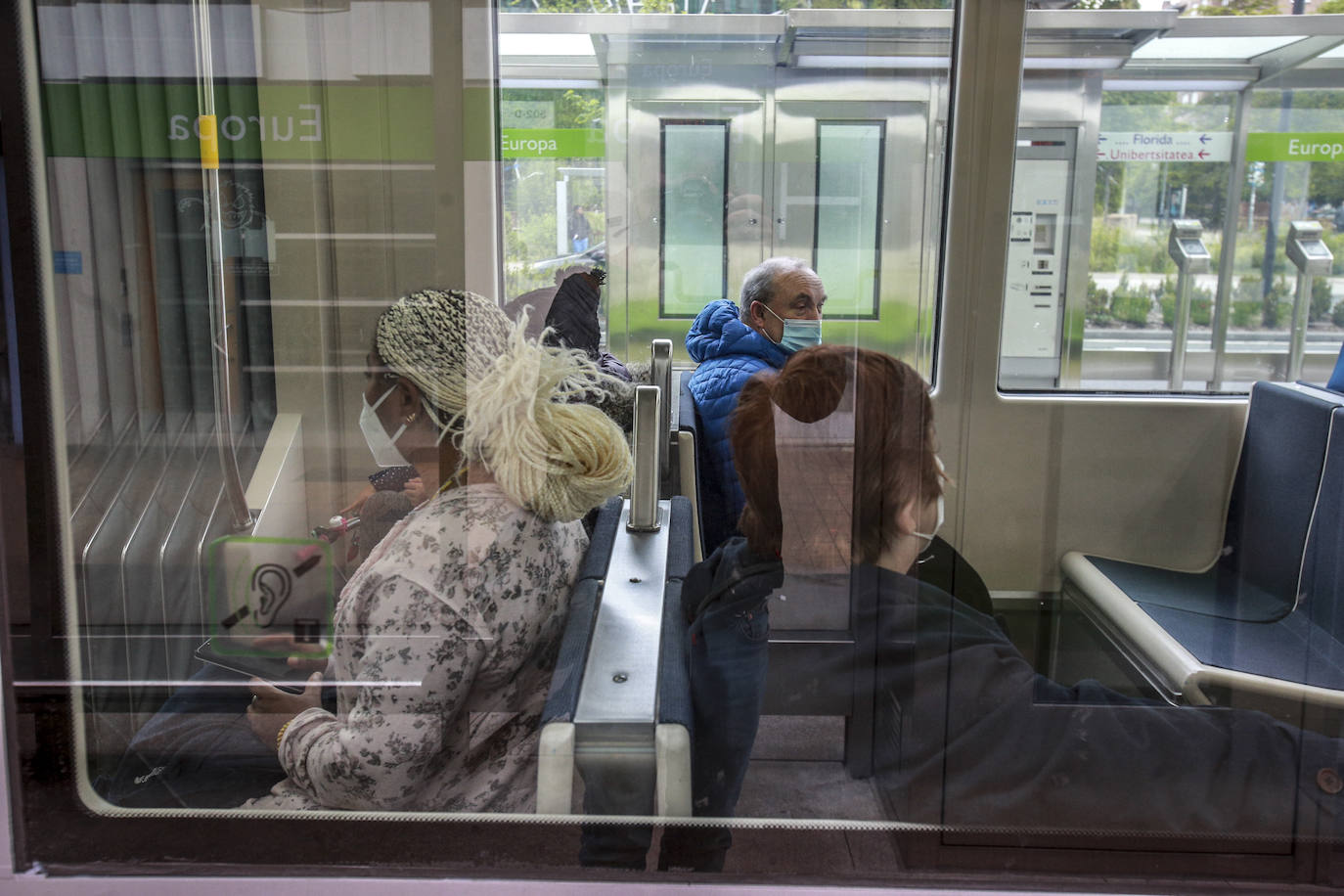 En el tranvía de Vitoria ya pueden ocupan todas las plazas sin necesidad de guardar las distancias. Ha recuperado su horario habitual de verano. 