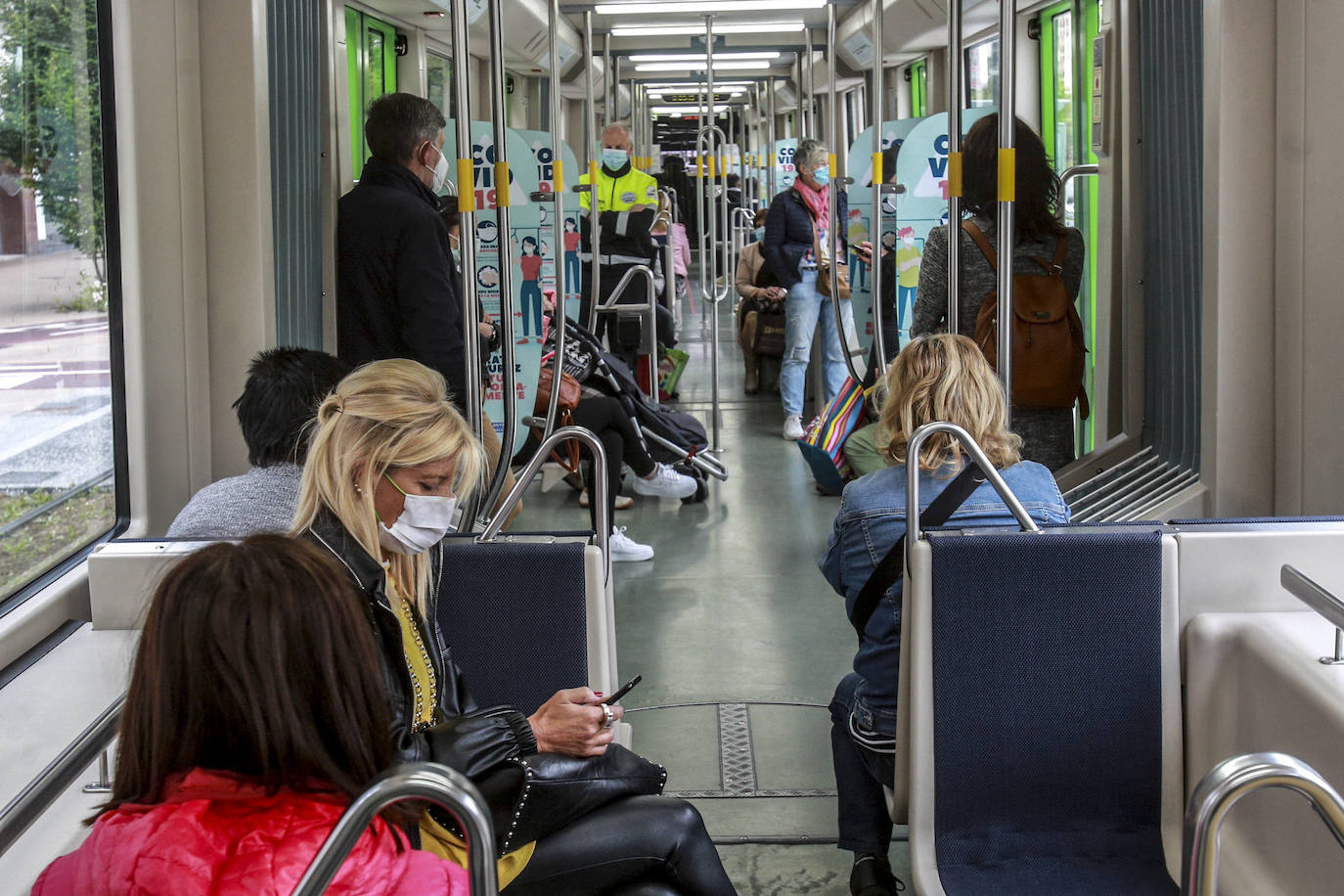 En el tranvía de Vitoria ya pueden ocupan todas las plazas sin necesidad de guardar las distancias. Ha recuperado su horario habitual de verano.