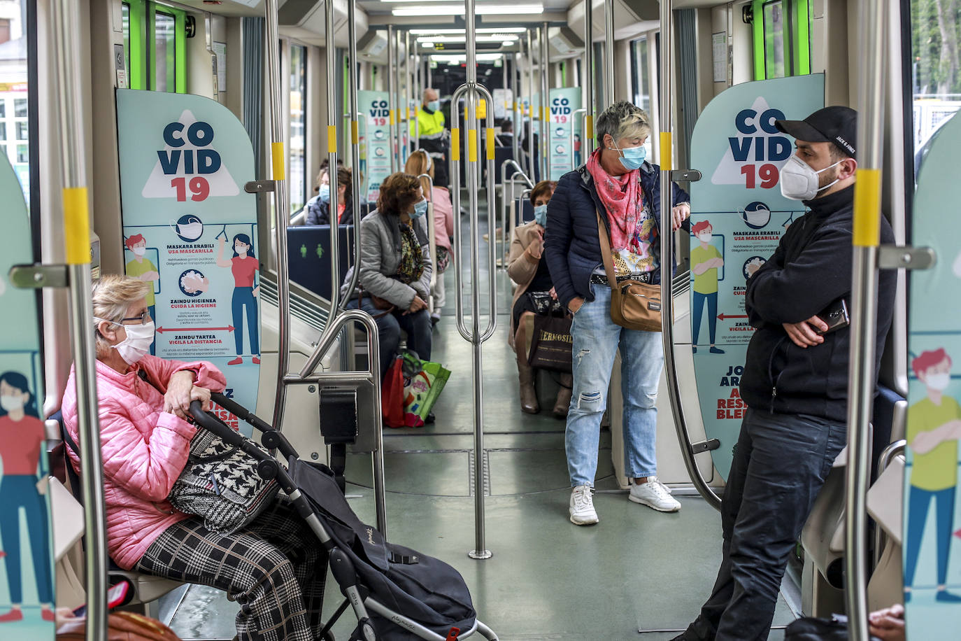 En el tranvía de Vitoria ya pueden ocupan todas las plazas sin necesidad de guardar las distancias. Ha recuperado su horario habitual de verano. 