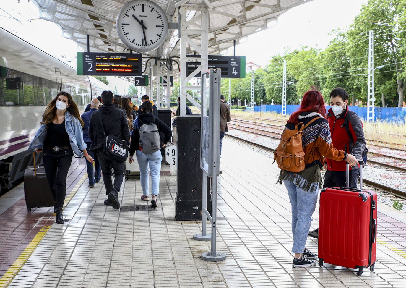 La actividad en la estación de tren es continua ahora que ya se puede viajar entre provincias.
