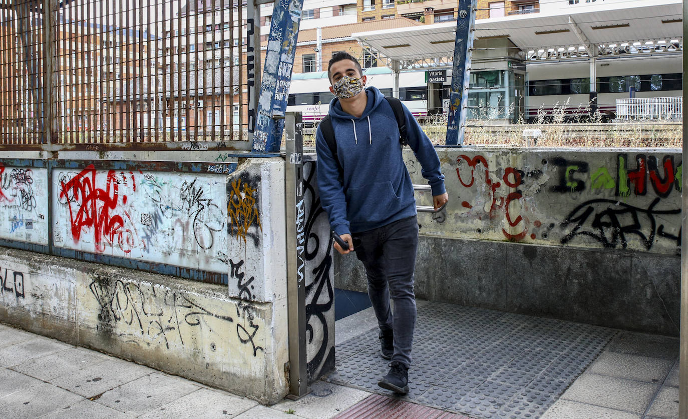 Jon Lillo ha llegado a la estación de tren de Dato procedente de San Sebastián. Ha aprovechado la fase 3 para volver a Vitoria y retomar las clases en la autoescuela.