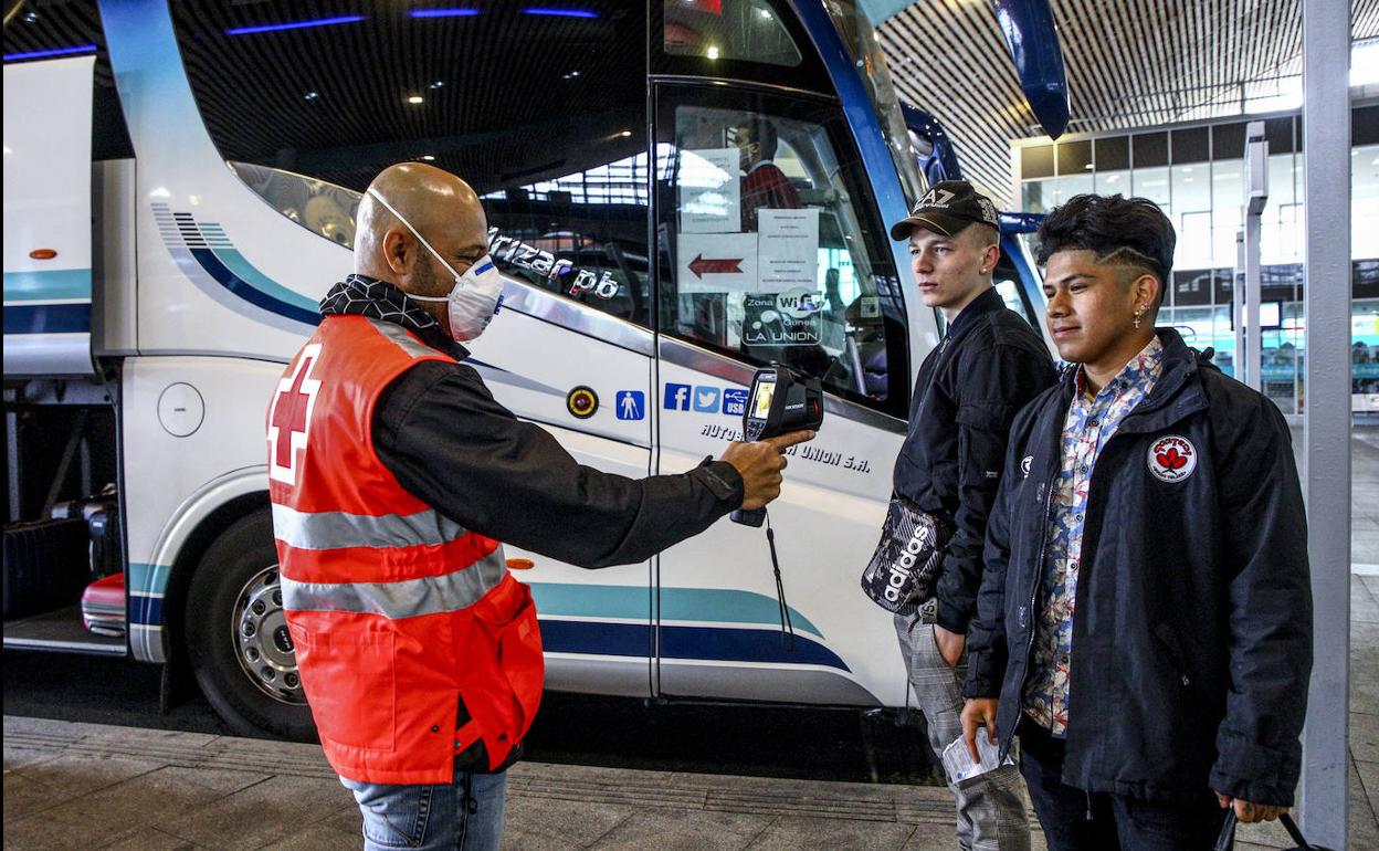 Toman la temperatura a los viajeros que pasan por la estación de autobuses de Vitoria.