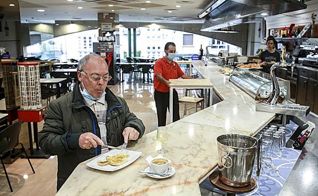 Un cliente toma un café y un pincho en la barra de la cafetería de Dendaraba. 