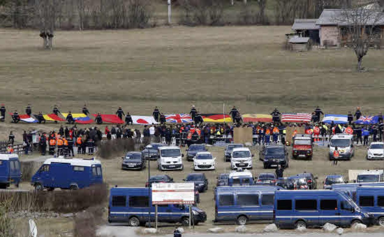 Ceremonia en honor de las víctimas del accidente con banderas de los respectivos países