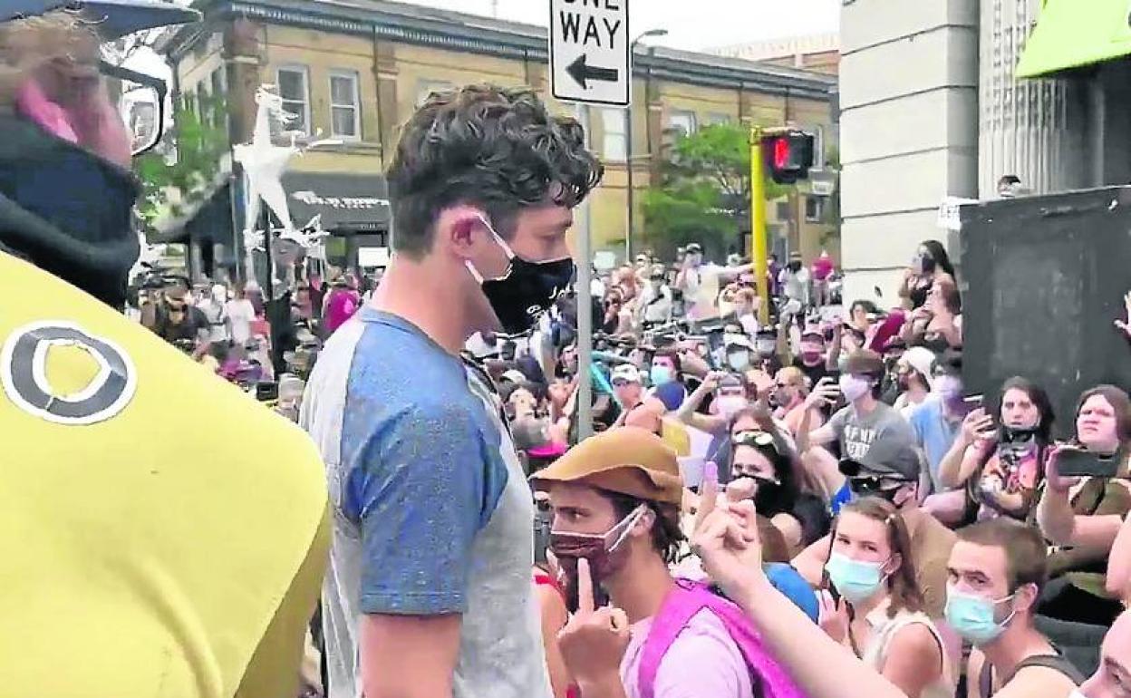 El alcalde de Minneapolis es expulsado de una concentración.