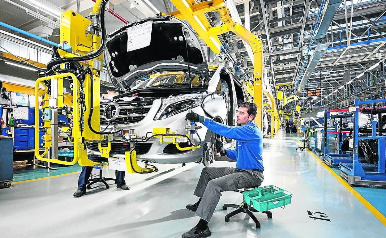 Unos operarios trabajan en la planta de Mercedes en Vitoria.