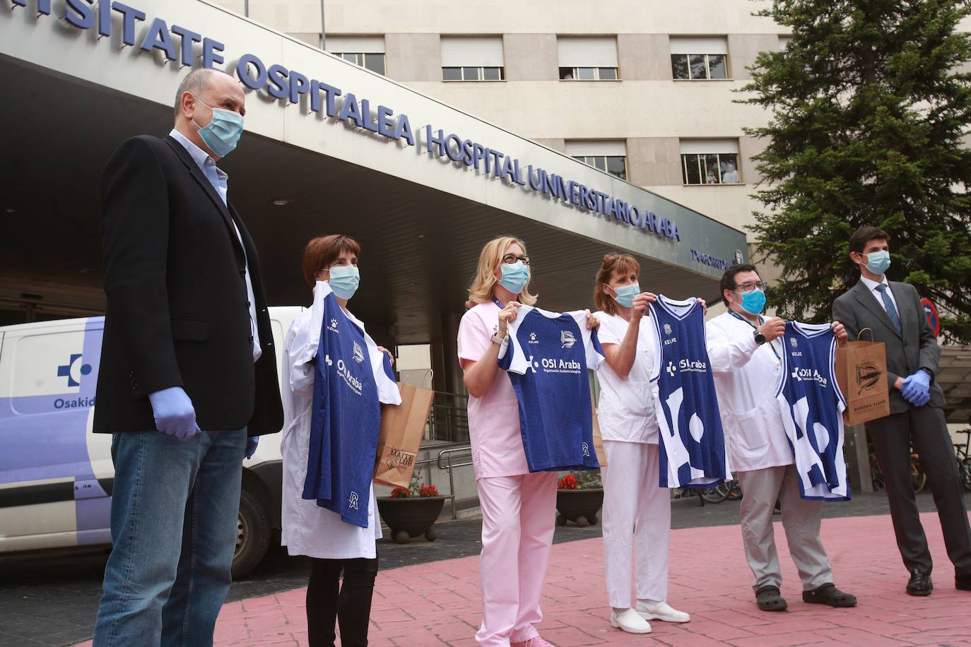 Quereja y Fernández de Trocóniz, junto a los trabajadores sanitarios.