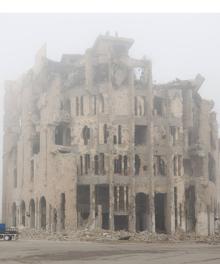 Imagen secundaria 2 - Las ruinas de la guerra. «Dos meses de estancia me permitieron mirar y sentir, observar y conocer esta área de Oriente Medio de una manera real, cercana y directa», asegura la fotógrafa bilbaína en el catálogo de la exposición. 