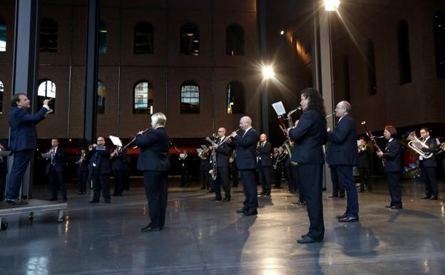 La reaparición de la banda municipal de Bilbao en el atrio del Azkuna Zentroa este martes.