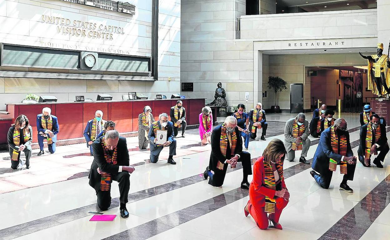 Los congresistas demócratas rindieron homenaje a George Floyd ayer en el Capitolio. 
